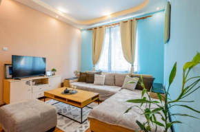 Spacious 3BD Central apartment